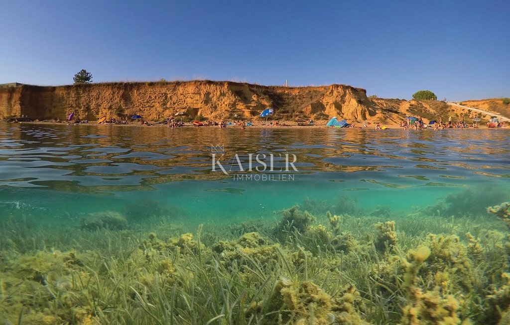 Casa con grande potenziale in un'ottima posizione nel cuore di Privlaka 