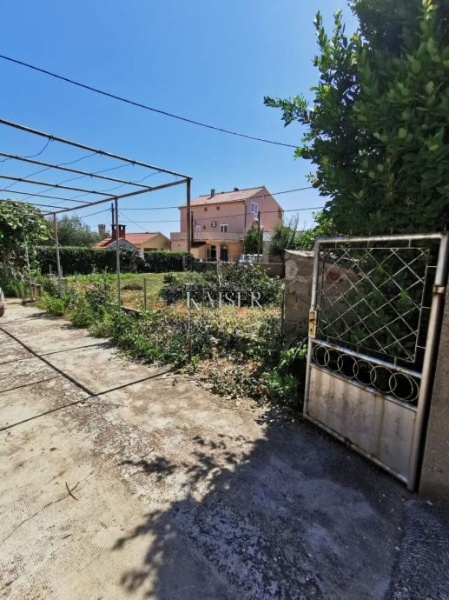 Casa con grande potenziale in un'ottima posizione nel cuore di Privlaka 