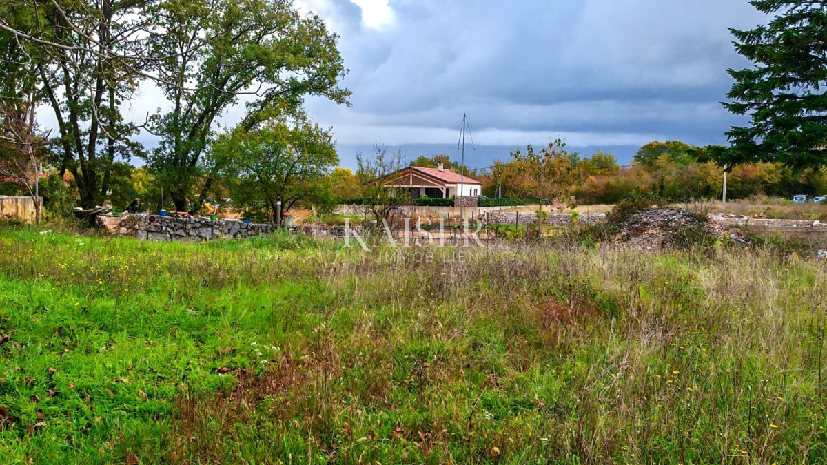 Isola di Krk, Dobrinj - terreno edificabile 660m2 in un ambiente tranquillo