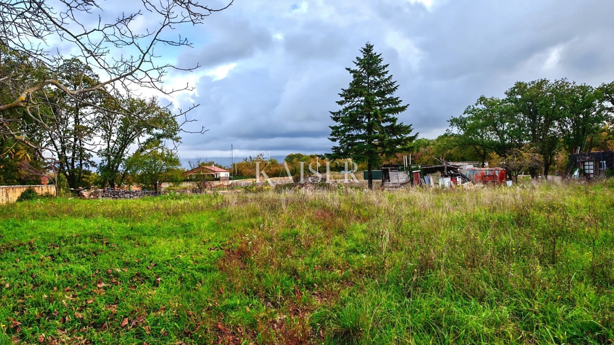 Isola di Krk, Dobrinj - terreno edificabile 660m2 in un ambiente tranquillo