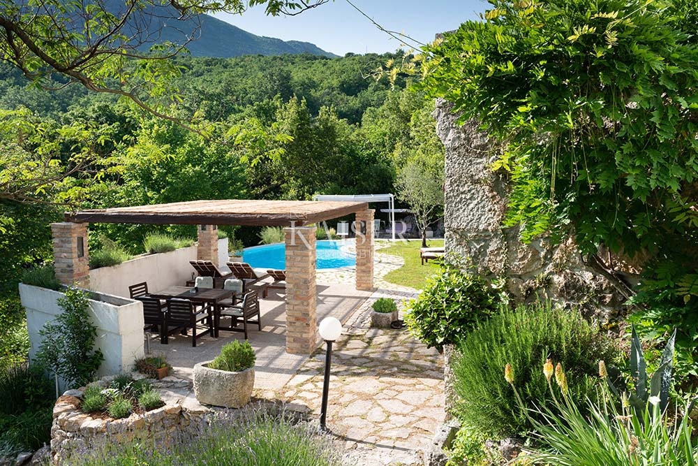 Riviera di Opatija - Brseč, villa in pietra con piscina