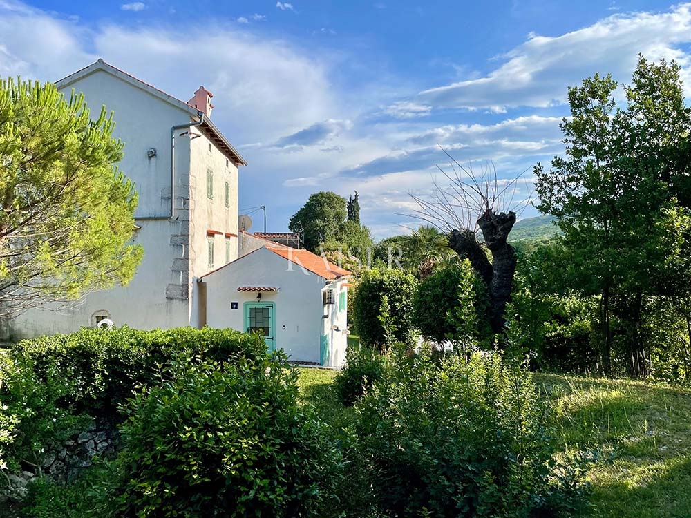 Riviera di Opatija - Brseč, villa in pietra con piscina