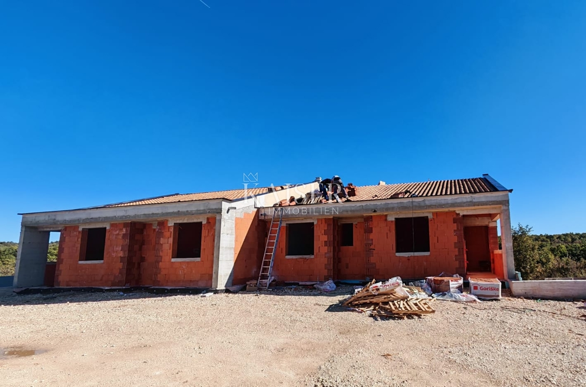 Istria, Vodnjan - moderna villa bifamiliare di 260m2 con piscina in un ambiente tranquillo