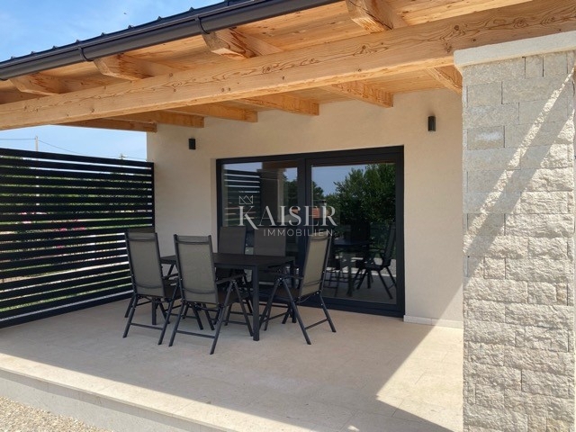 Istria - Umago, nuova casa con mobili e giardino