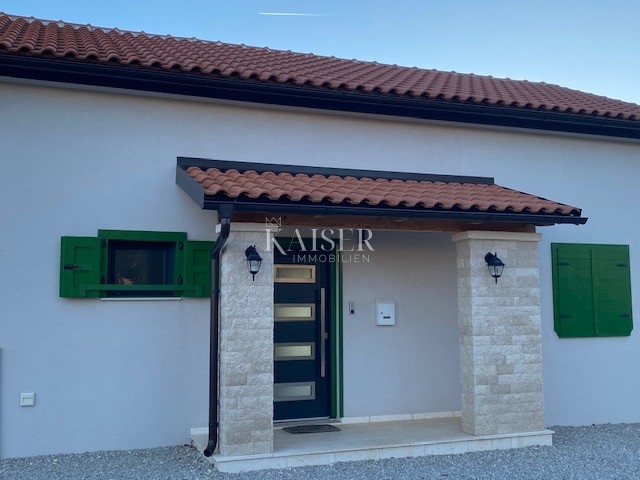 Istria - Umago, nuova casa con mobili e giardino