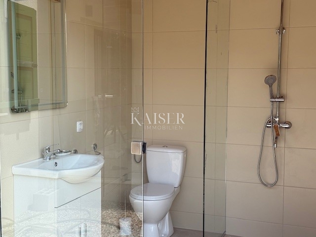 Istria - Umago, nuova casa con mobili e giardino