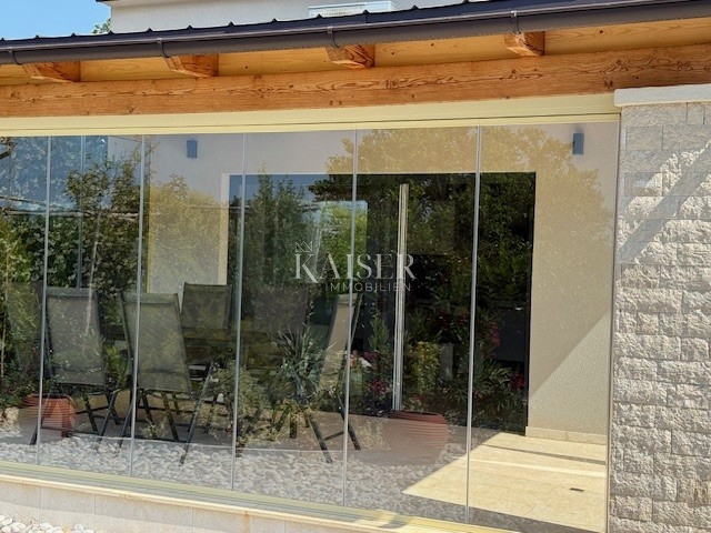 Istria - Umago, nuova casa con mobili e giardino