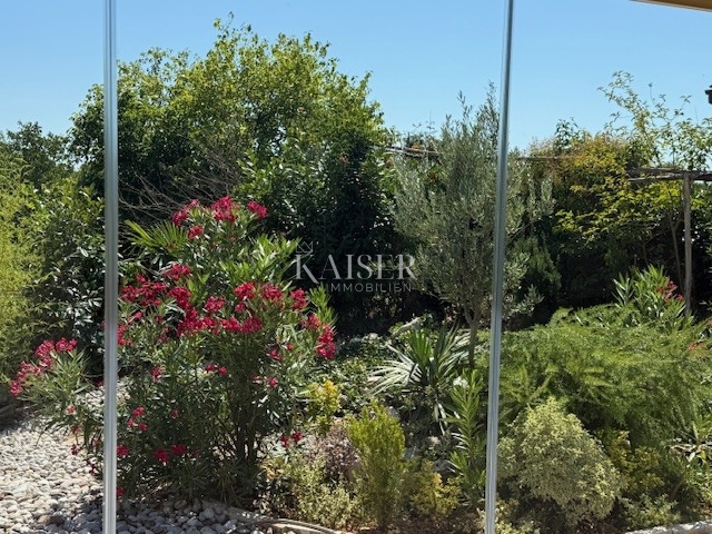 Istria - Umago, nuova casa con mobili e giardino