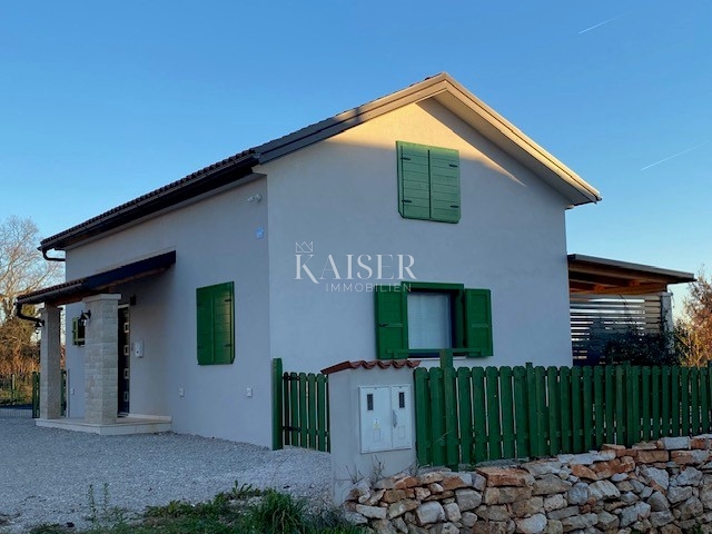 Istria - Umago, nuova casa con mobili e giardino