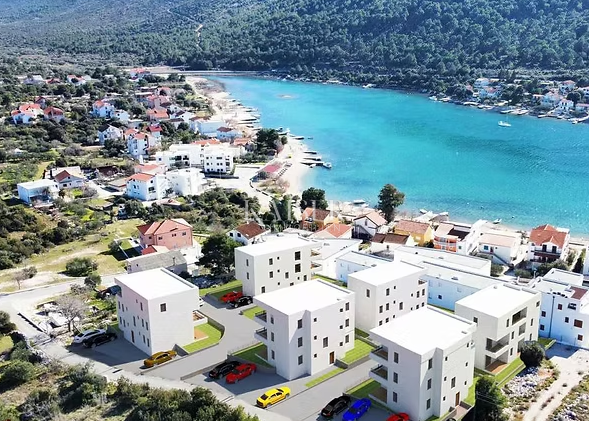 Grebaštica, Sebenico - Spazioso appartamento con tre camere da letto e due grandi logge, a 100 m dal mare