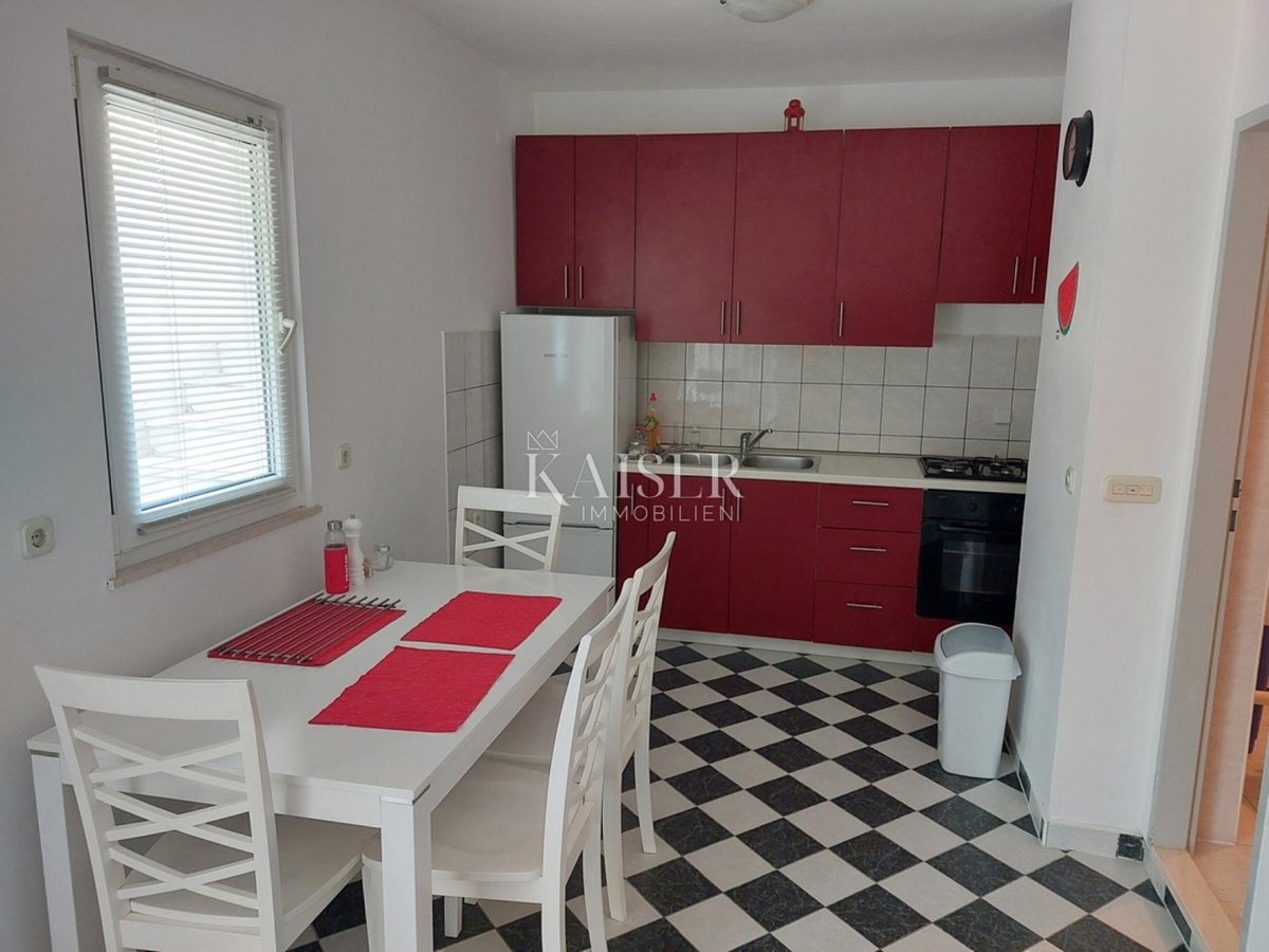 Appartamento al piano terra con cortile, ideale per famiglie, Rogoznica – Lozica