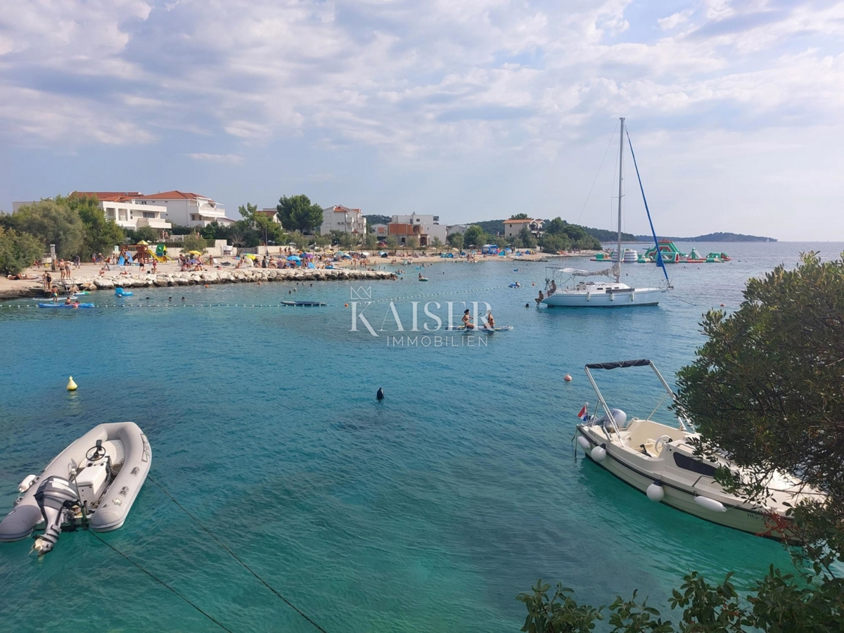 Appartamento al piano terra con cortile, ideale per famiglie, Rogoznica – Lozica