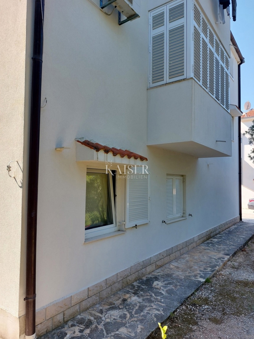 Appartamento al piano terra con cortile, ideale per famiglie, Rogoznica – Lozica