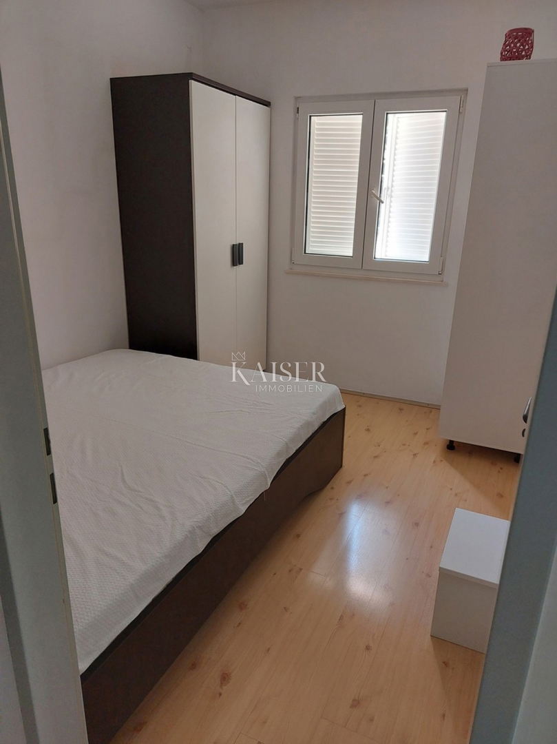 Appartamento al piano terra con cortile, ideale per famiglie, Rogoznica – Lozica