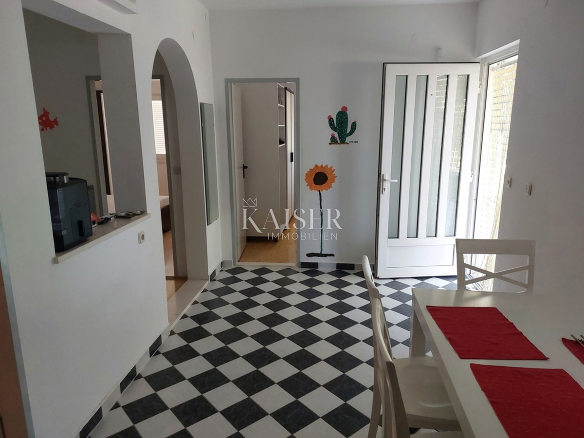 Appartamento al piano terra con cortile, ideale per famiglie, Rogoznica – Lozica