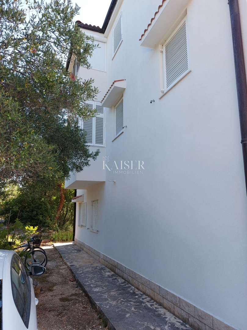 Appartamento al piano terra con cortile, ideale per famiglie, Rogoznica – Lozica