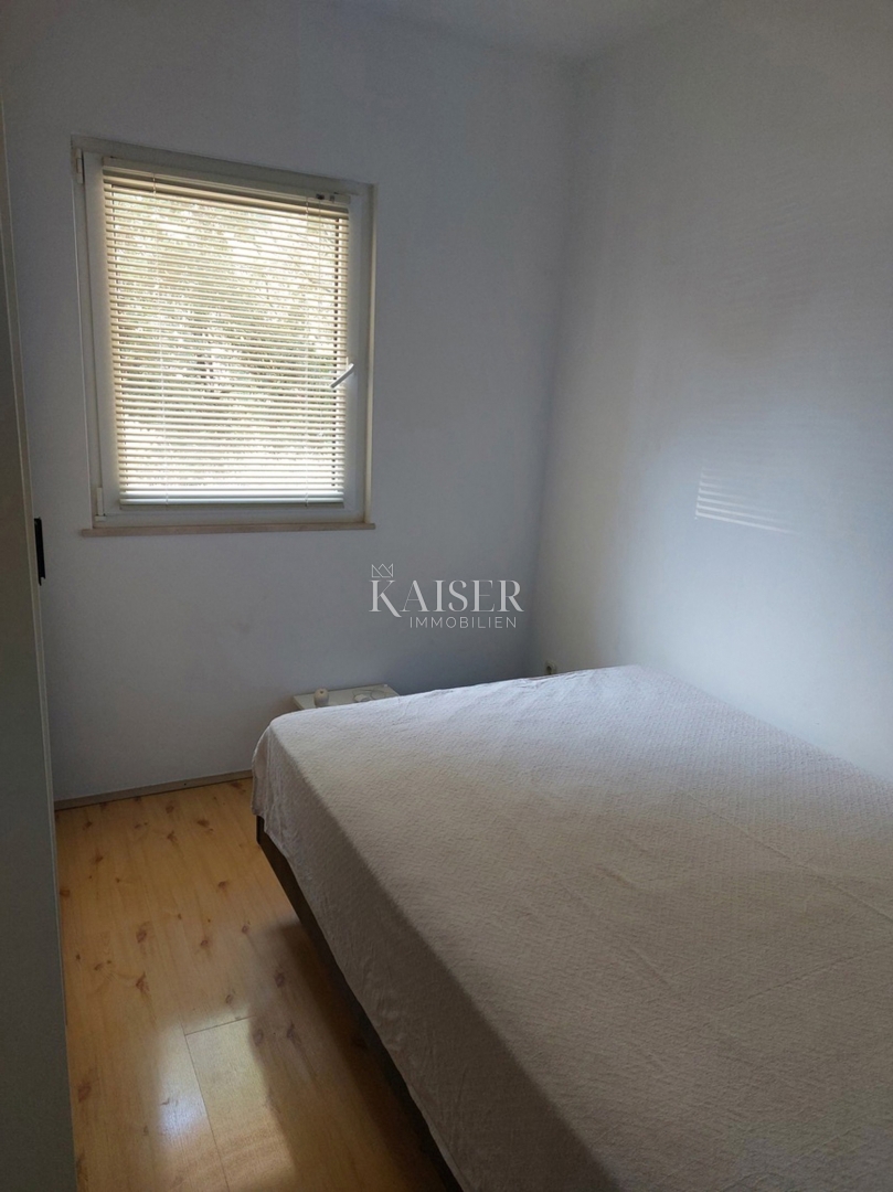 Appartamento al piano terra con cortile, ideale per famiglie, Rogoznica – Lozica