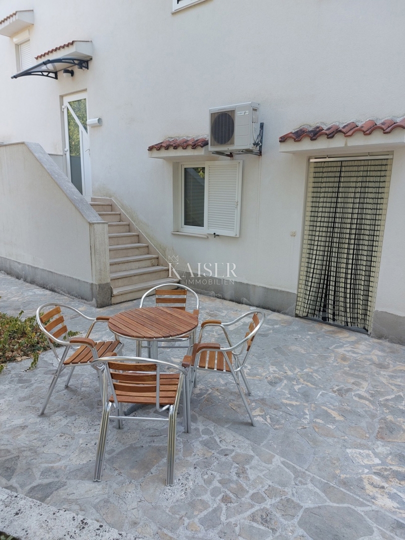 Appartamento al piano terra con cortile, ideale per famiglie, Rogoznica – Lozica