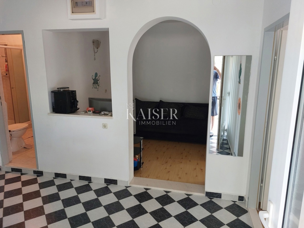 Appartamento al piano terra con cortile, ideale per famiglie, Rogoznica – Lozica