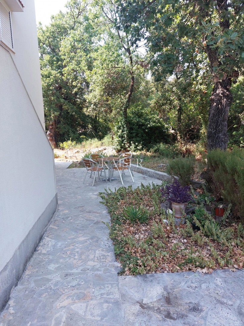 Appartamento al piano terra con cortile, ideale per famiglie, Rogoznica – Lozica