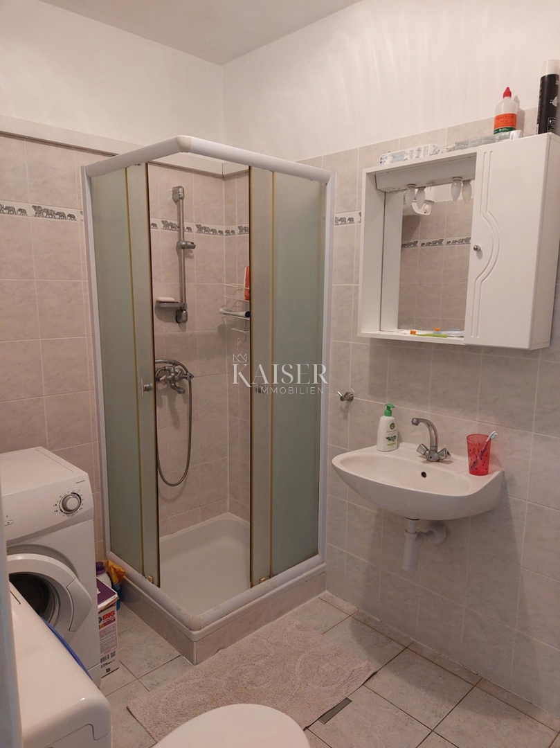 Appartamento al piano terra con cortile, ideale per famiglie, Rogoznica – Lozica