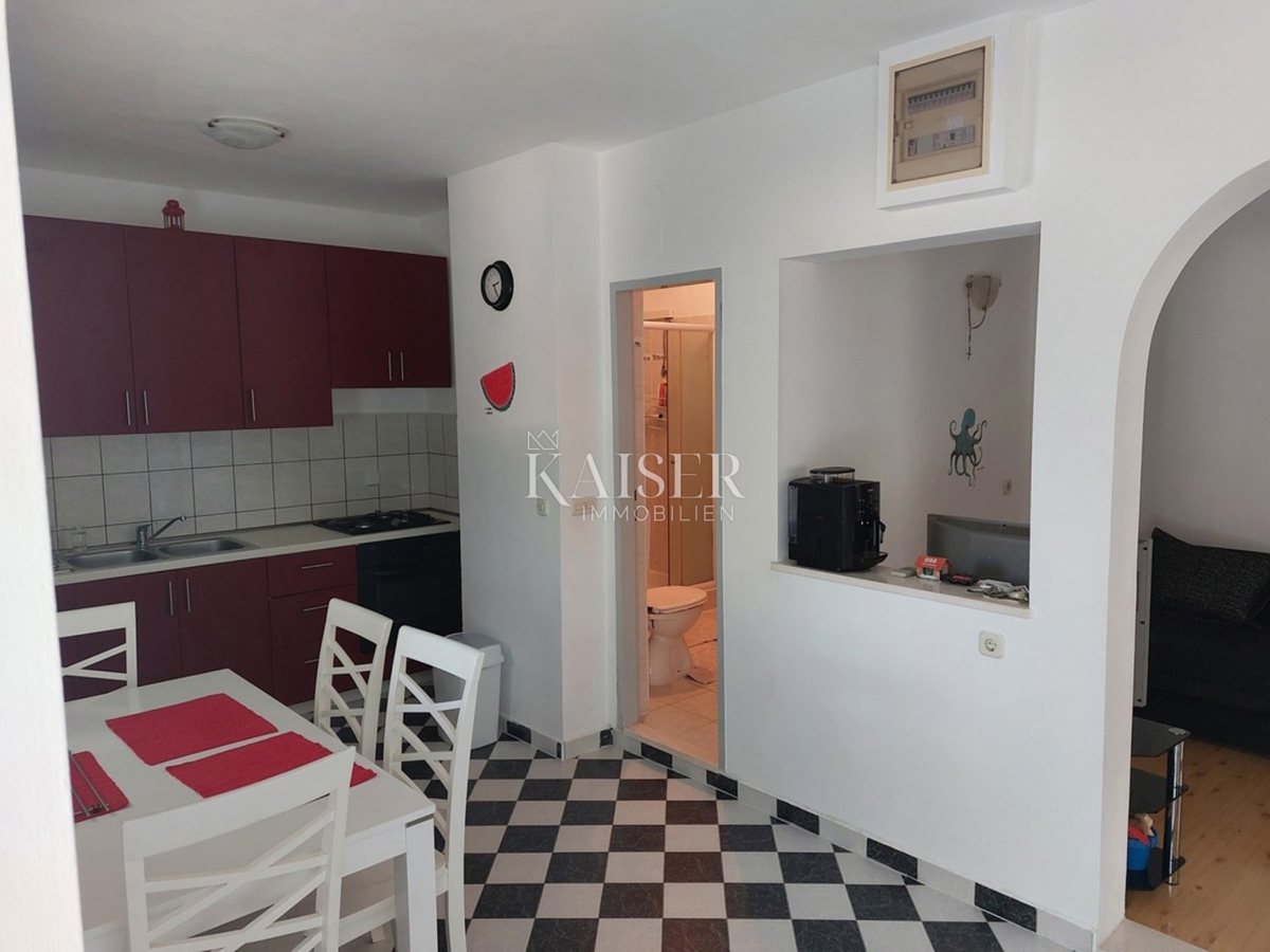 Appartamento al piano terra con cortile, ideale per famiglie, Rogoznica – Lozica