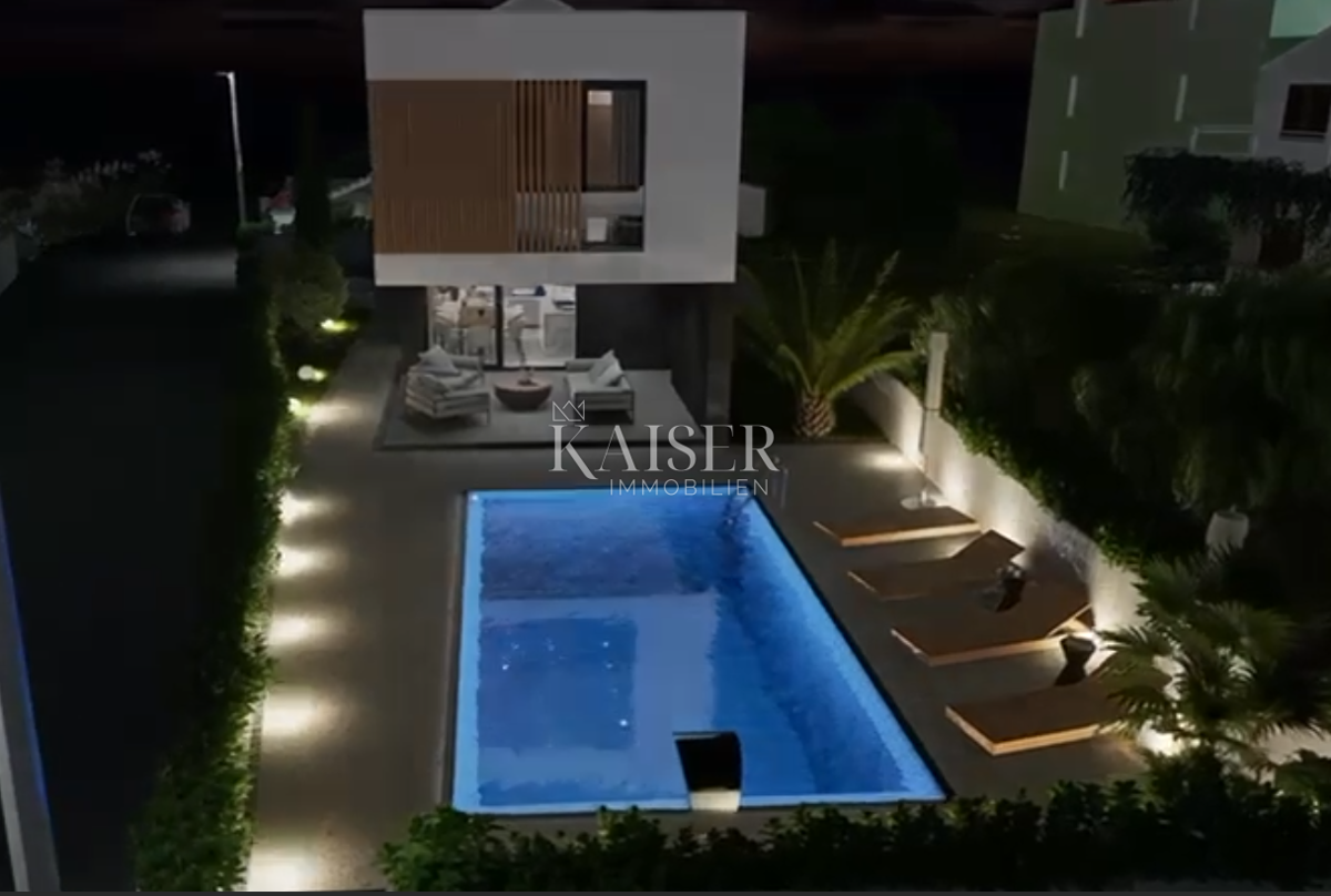 Vodice - Lussuosa villa moderna con piscina e garage a 300 metri dal mare