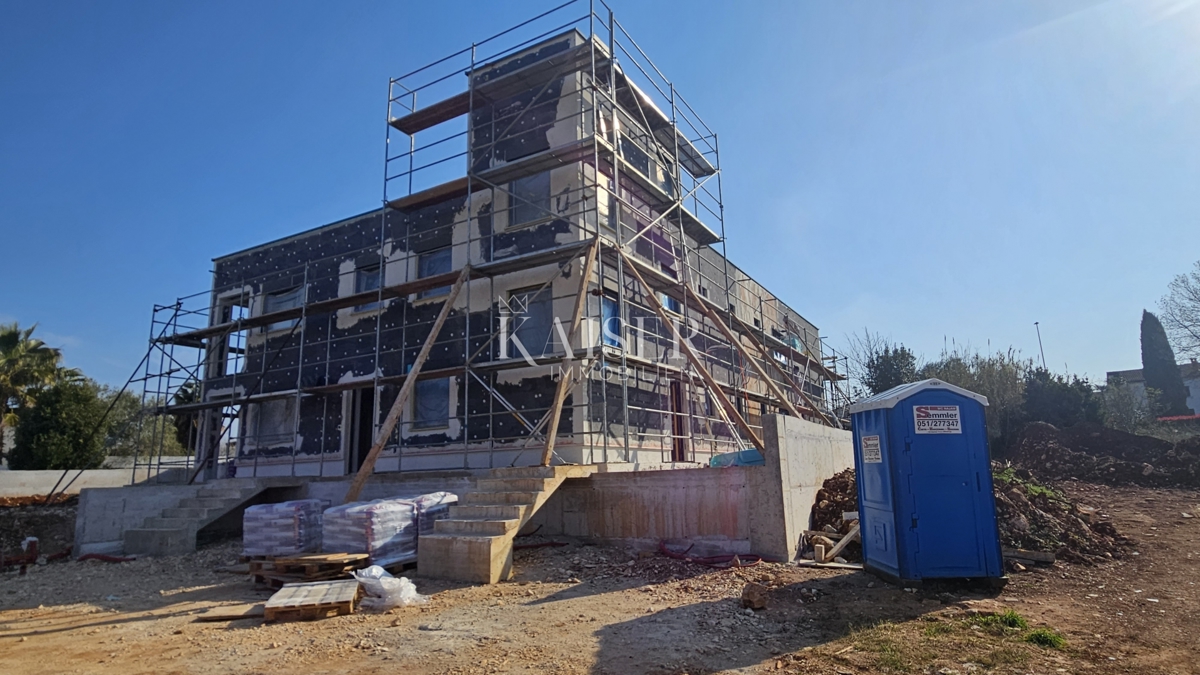 Istria, Parenzo, appartamento al piano terra con giardino in un nuovo edificio!