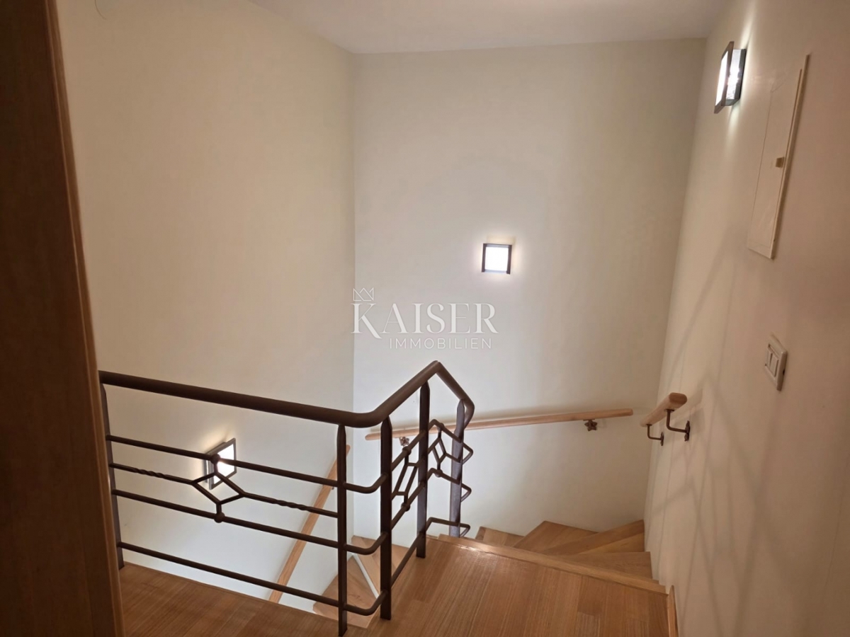 Opatija, appartamento su due piani con terrazza e parcheggio vicino al centro, 147m2