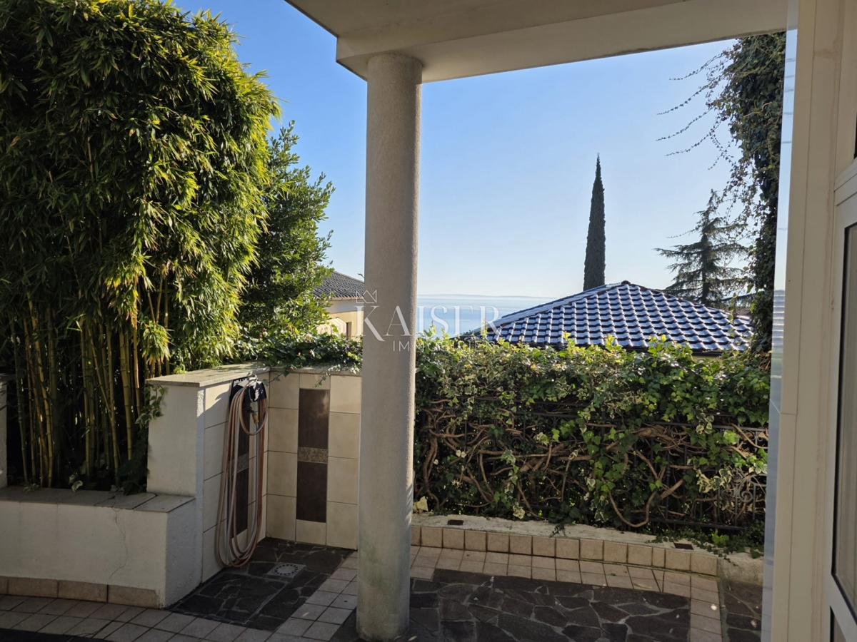 Opatija, appartamento su due piani con terrazza e parcheggio vicino al centro, 147m2