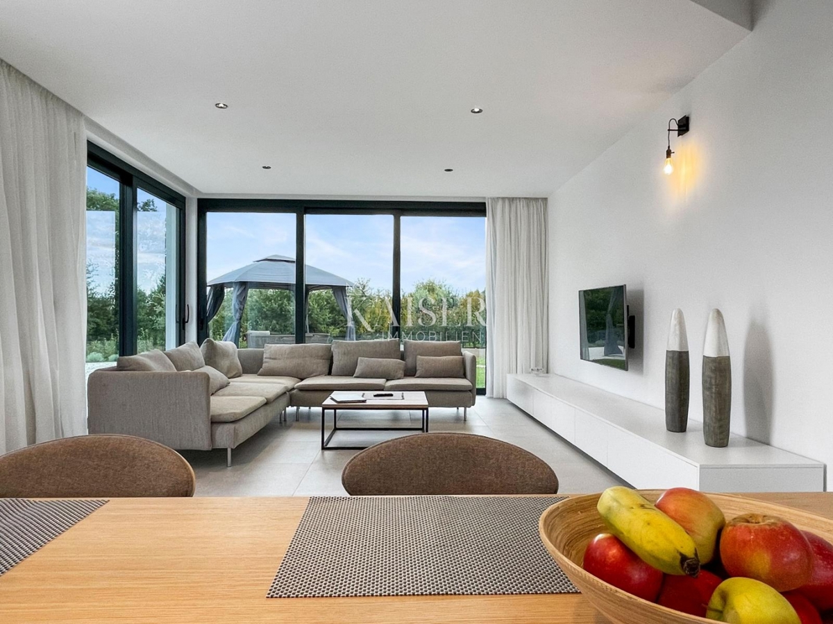 Istria - Parenzo, villa moderna con piscina e centro benessere