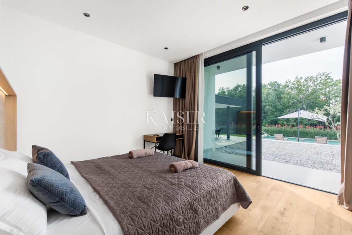 Istria - Parenzo, villa moderna con piscina e centro benessere