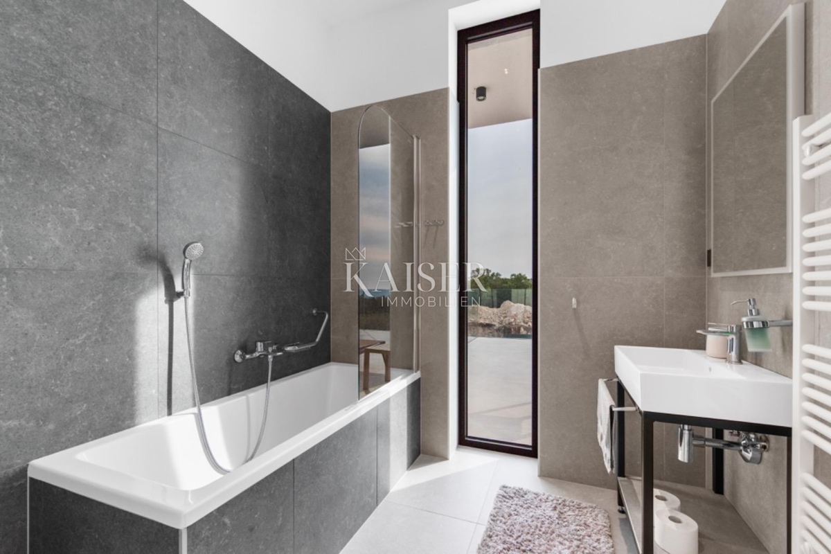 Istria - Parenzo, villa moderna con piscina e centro benessere