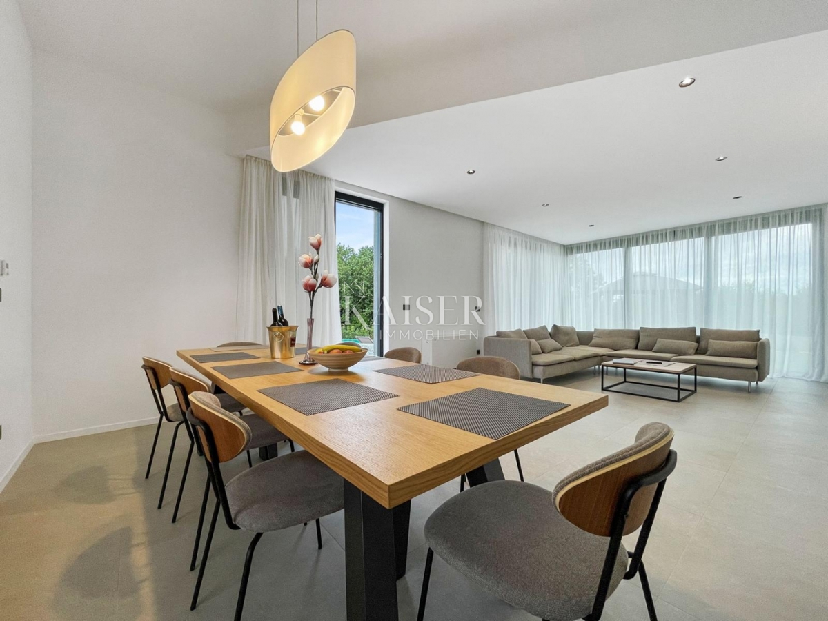 Istria - Parenzo, villa moderna con piscina e centro benessere