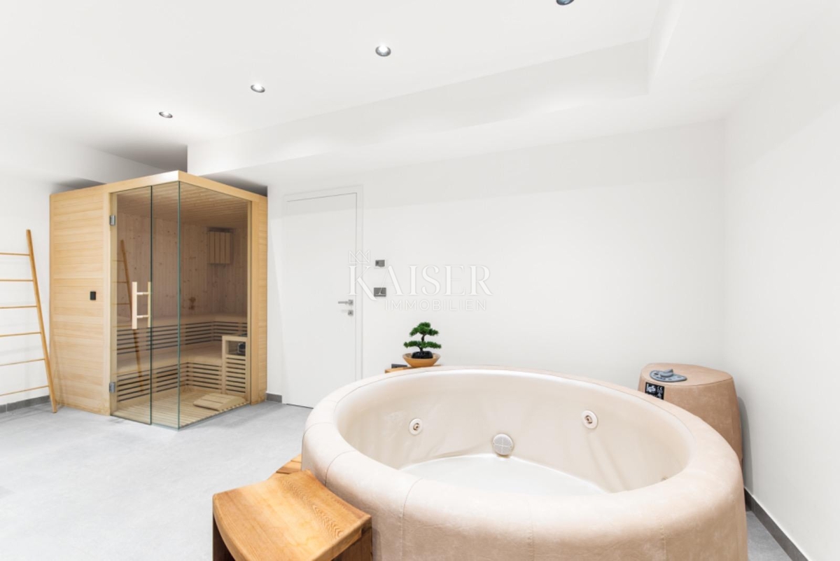 Istria - Parenzo, villa moderna con piscina e centro benessere