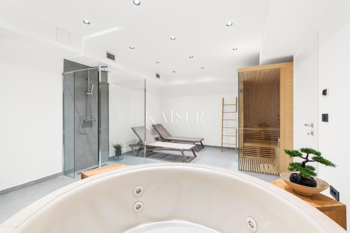 Istria - Parenzo, villa moderna con piscina e centro benessere