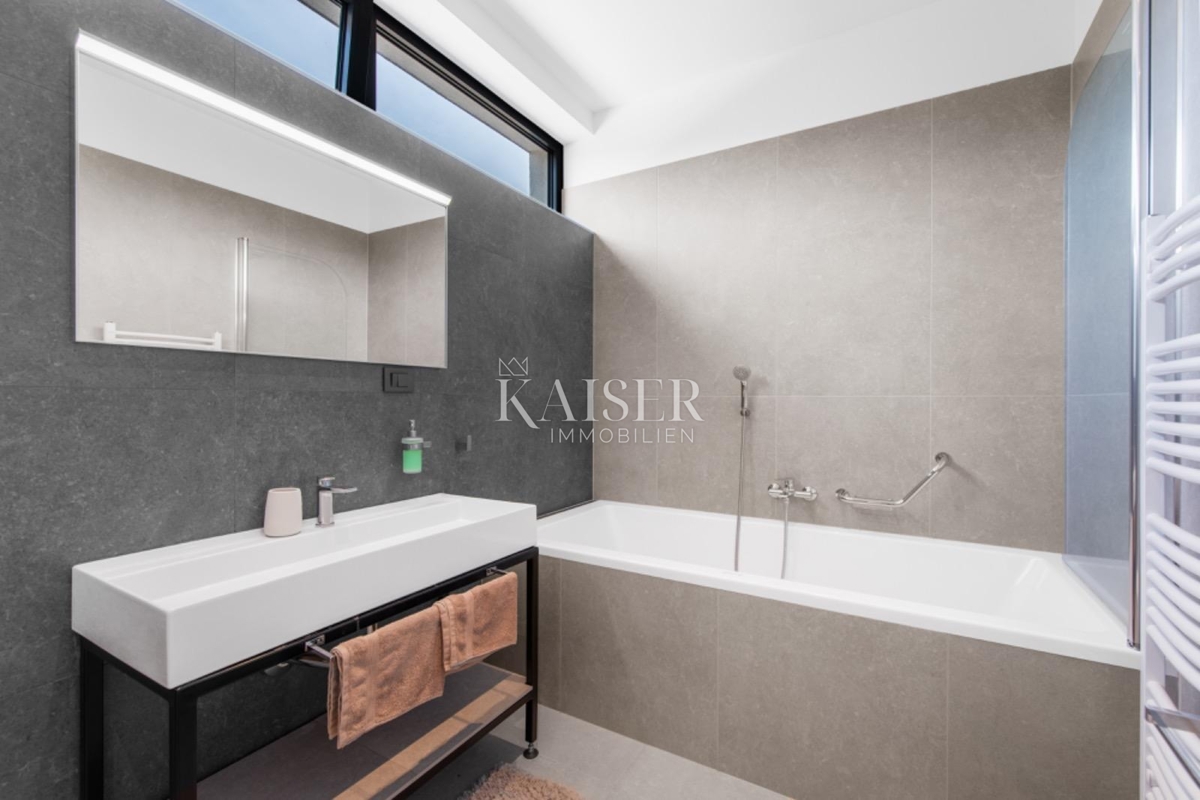 Istria - Parenzo, villa moderna con piscina e centro benessere