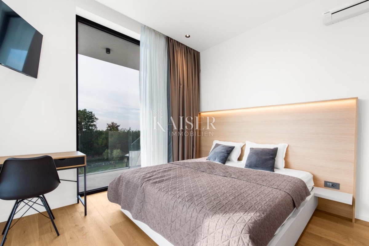 Istria - Parenzo, villa moderna con piscina e centro benessere