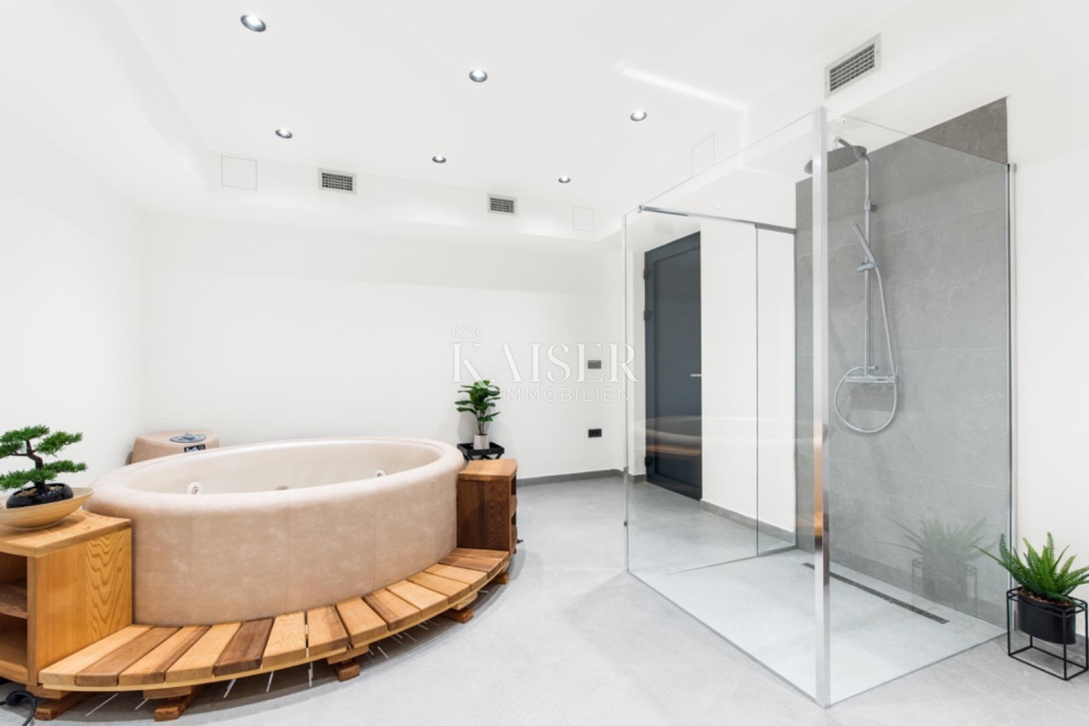 Istria - Parenzo, villa moderna con piscina e centro benessere