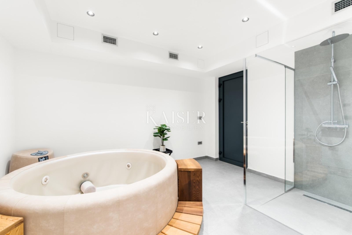 Istria - Parenzo, villa moderna con piscina e centro benessere