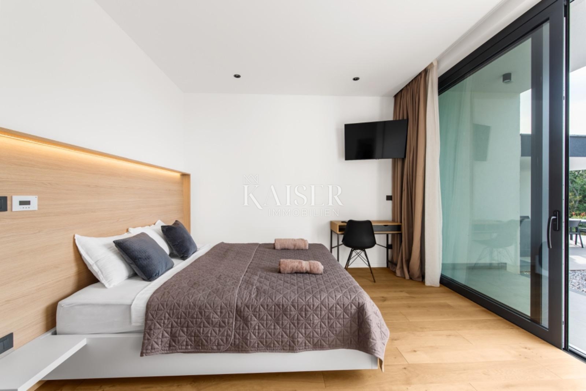 Istria - Parenzo, villa moderna con piscina e centro benessere