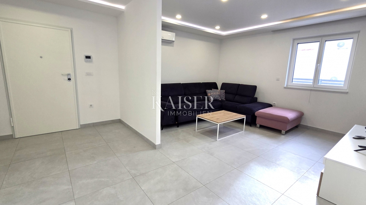 Crikvenica - esclusivo appartamento con due camere da letto di 70 m2 con piscina