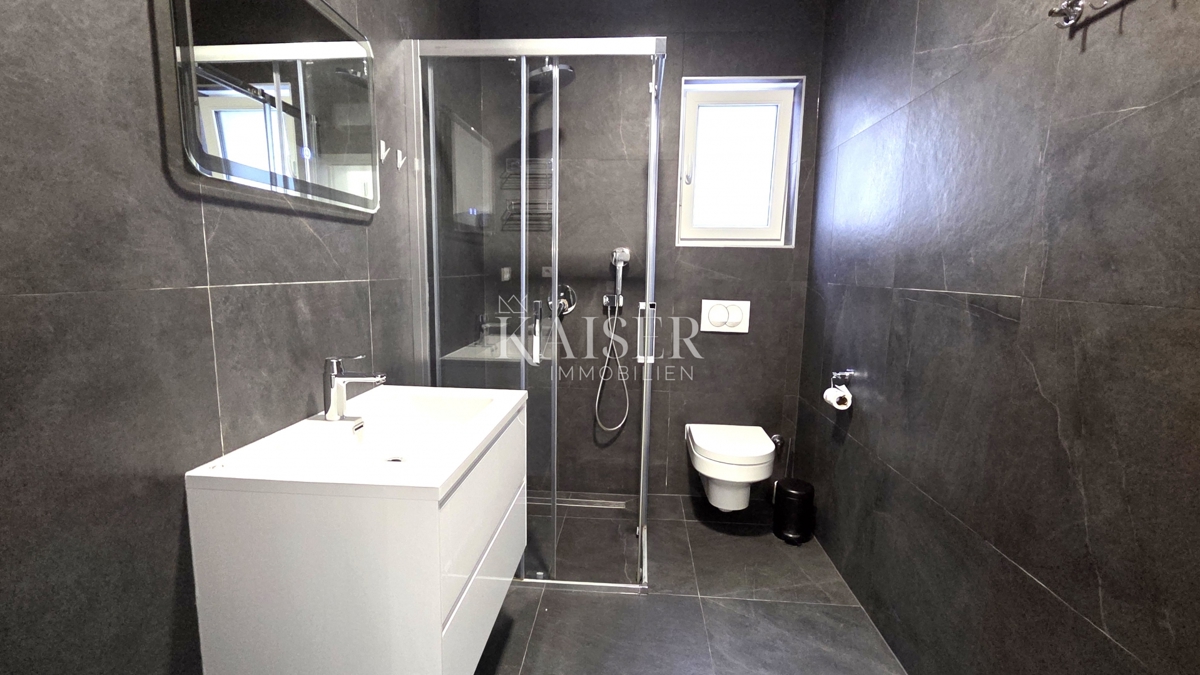 Crikvenica - esclusivo appartamento con due camere da letto di 70 m2 con piscina