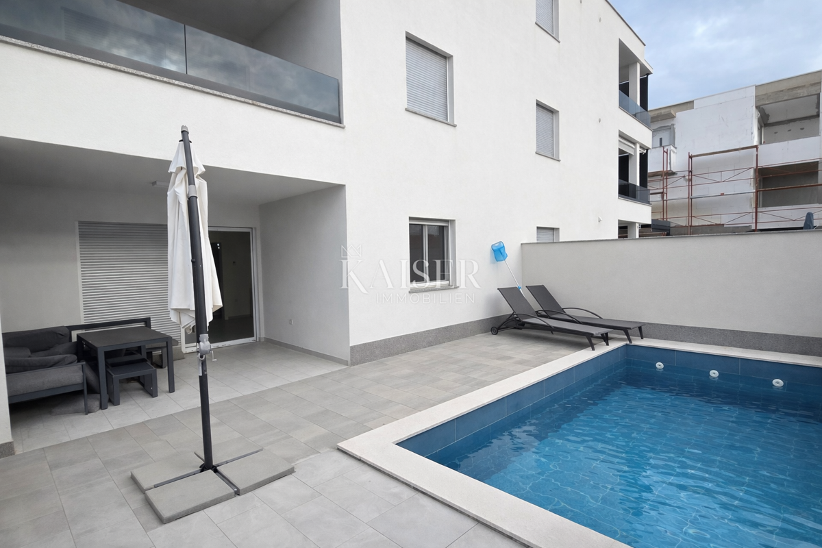 Crikvenica - esclusivo appartamento con due camere da letto di 70 m2 con piscina