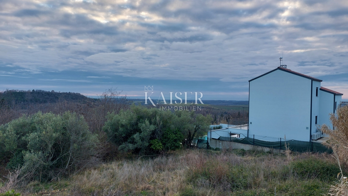 Istria, Buie - terreno edificabile con splendida vista, 717m2