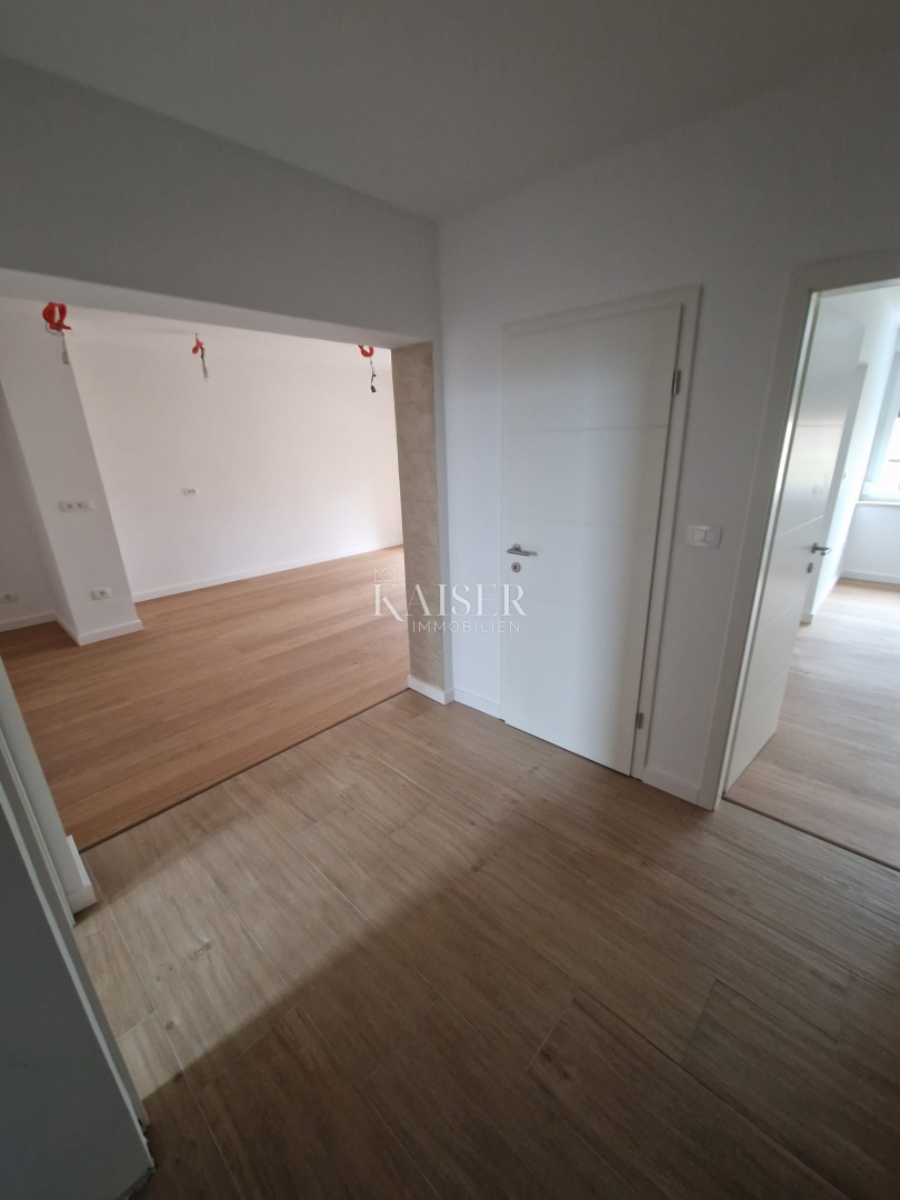 Istria, centro di Umago, appartamento 75m2 a 200m dal mare