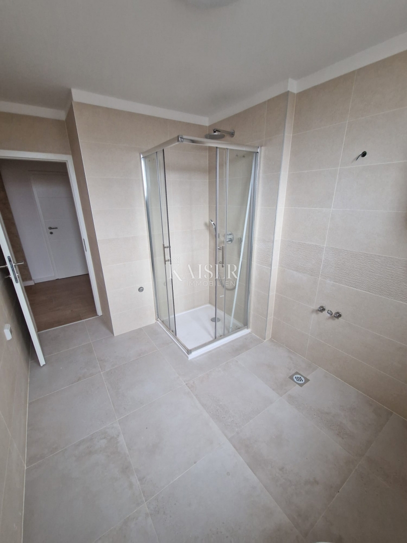 Istria, centro di Umago, appartamento 75m2 a 200m dal mare