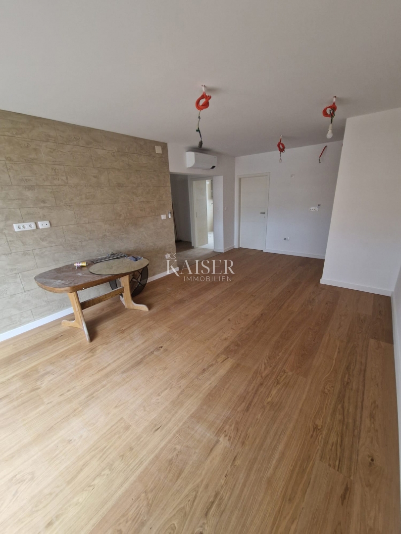 Istria, centro di Umago, appartamento 75m2 a 200m dal mare