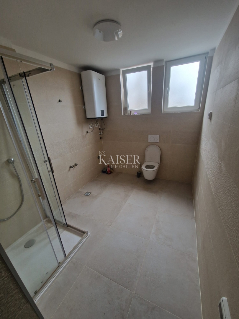 Istria, centro di Umago, appartamento 75m2 a 200m dal mare