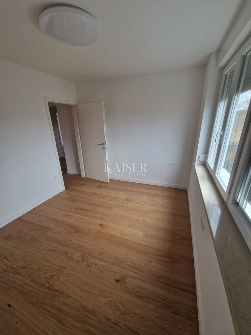 Istria, centro di Umago, appartamento 75m2 a 200m dal mare